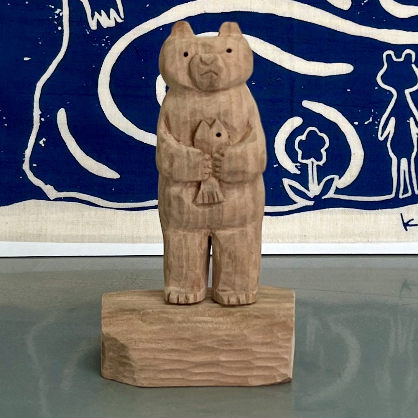 さかなを抱く熊／Artist 結城幸司　Type 木彫067